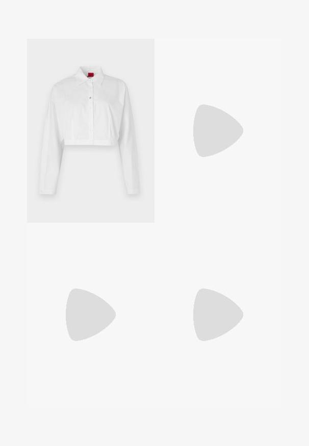 Chemise blanche courte à boutons avec un col pointu, des manches longues et un logo subtil sur la poitrine. Tissu lisse sans motifs.; Pantalon noir ajusté avec une coupe droite, présentant une texture lisse et des plis nets sur le devant. Aucune quincaillerie visible.; Talons en cuir verni noir avec un bout pointu, des sangles de cheville ajustables et un talon fin. Texture lisse avec une finition brillante.; Sac à main en cuir noir avec un design structuré, featuring une forme cropped, une poignée supérieure et des accents en matériel doré. Bandoulière réglable incluse.