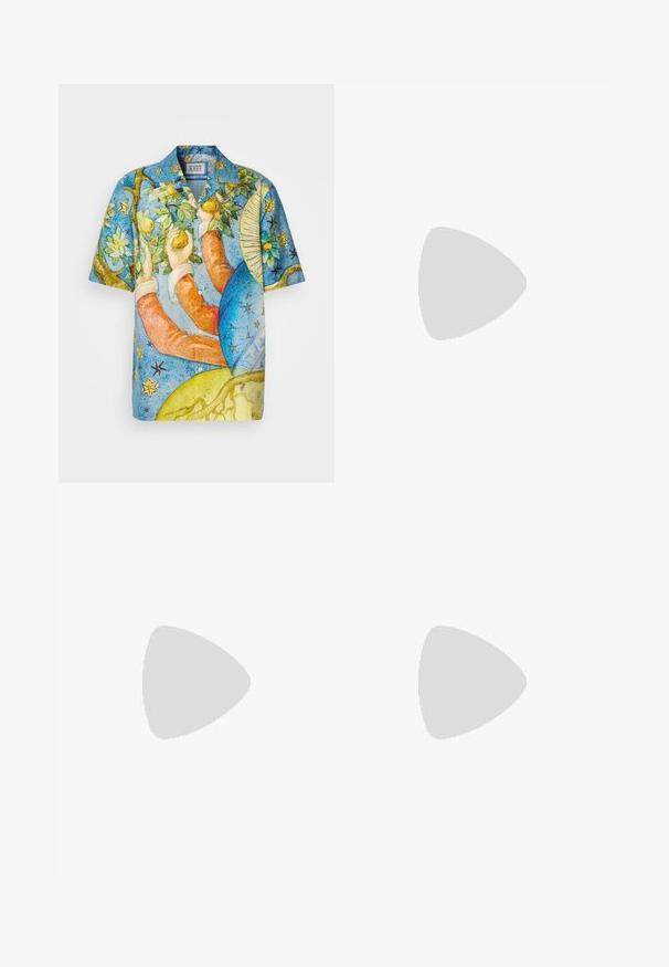 Camisa de manga corta con un vibrante patrón de acuarela azul que presenta manos, frutas y motivos celestiales. Fabricada con tejido ligero.; Shorts de denim beige con corte recto, cierre frontal con botón y cuatro bolsillos. La tela tiene una textura suave y un detalle de costura mínimo.; Sandalia de ante en gris claro con dos hebillas ajustables, una plantilla de corcho y una suela de goma texturizada.; Gafas de sol con marco de metal dorado, lentes verdes, forma redonda, patillas delgadas y acentos de plástico blanco en las puntas de las varillas.