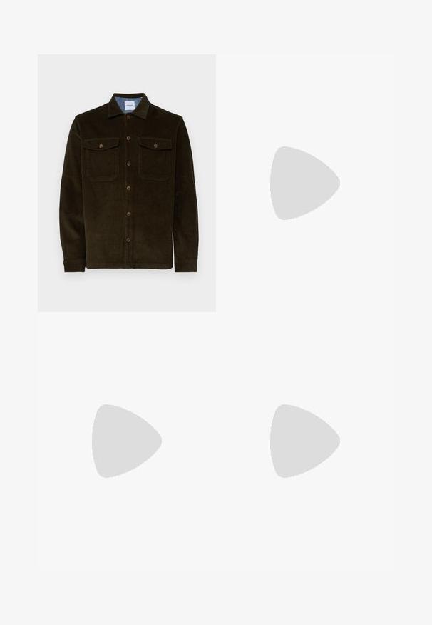 Jack & Jones JJEEDDIE  - Majica - rosin; Crna pamučna majica s okruglim izrezom, kratkim rukavima i opuštenim krojem. Glatka tekstura bez vidljivih uzoraka ili dekoracija.; Crne hlače od glatkog materijala, s dizajnom ravnih nogavica, dva prednja nabora i standardnim pojasom s petljama za remen.; Crne svečane tenisice od zamšene kože s okruglim vrhom, vezanjem sprijeda i bijelim gumenim potplatom. Jednostavan dizajn s minimalnim akcentima i glatkom teksturom.