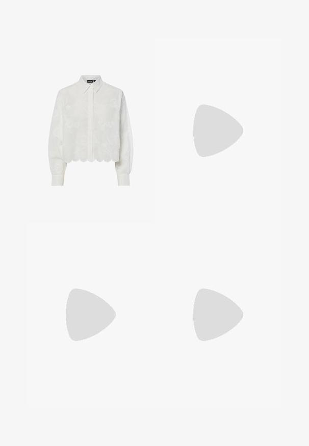 Blusa branca curta com um padrão de bordado floral, mangas longas e um acabamento em bico. Apresenta colarinho clássico e fecho frontal com botões.; Sister Jane HEART TO HEART - Calças de ganga de perna direita - blue denim; Sapatilha alta de tela branca com sola de borracha preta, bico de borracha na frente e seis ilhós para os atacadores, apresentando um design limpo e minimalista.; Bolsa de mão em couro vermelho com um design angular e geométrico. Apresenta uma única alça ajustável e um fecho com aba, com detalhes cosidos.