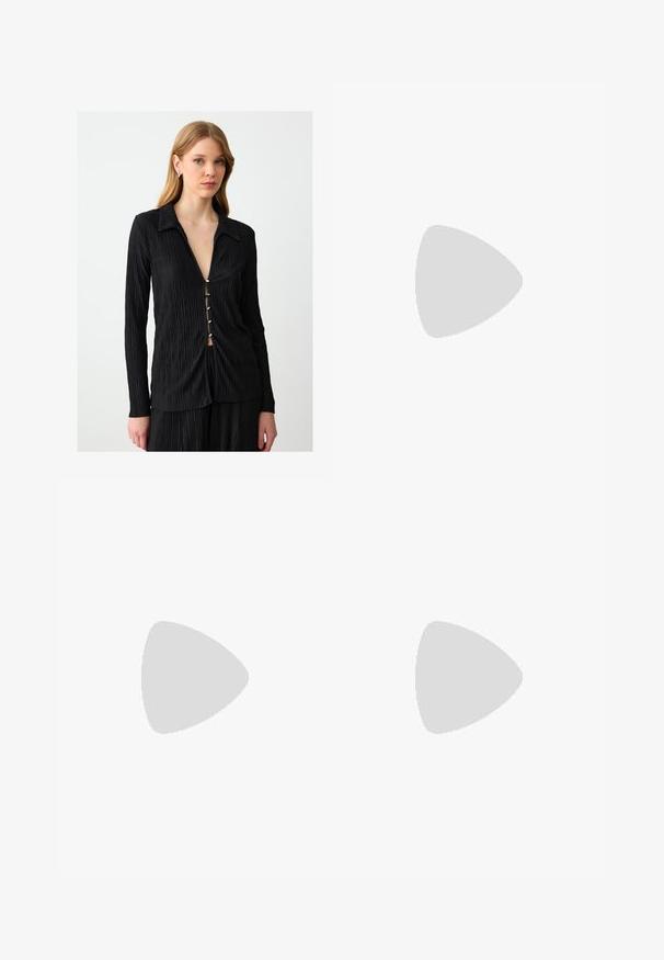 Zwarte, langemouwen shirt met een plissé textuur, puntige kraag en vijf decoratieve knopen aan de voorkant, wat een subtiele V-halslijn creëert.; Zwarte wijde broek met voorplooien, gemaakt van een gladde stof. Heeft een knoopsluiting en een getailleerd ontwerp.; Sportschoenen met een witte leren bovenkant, grijze suède neus en drie zwarte strepen. Bevat een blauw logo op de tong en een gestructureerde rubberen zool.; Arnette THEKIDD UNISEX - Zonnebril - black; Zwarte nylon schoudertas met een gebogen vorm, zilveren kettingaccent, afneembaar mini-zakje en verstelbare schouderband; voorzien van het "Steve Madden" logo.