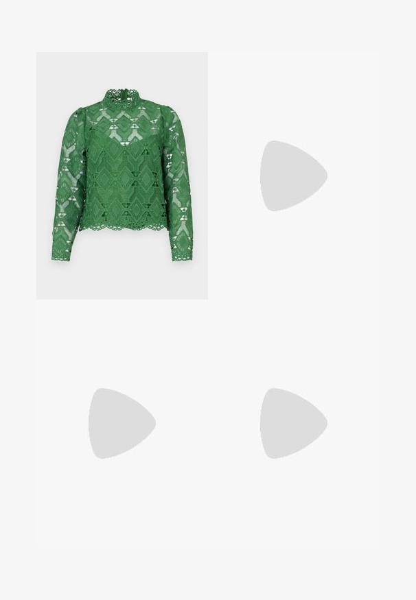 Grünes Spitzenoberteil mit langen Ärmeln, hohem Kragen und diamantförmigem Stoff. Detaillierter Wellenrand und filigranes Austrittsdesign.; Hellgraue, weit geschnittene Hose aus weichem, geripptem Stoff, mit hohem Bund und langen Beinen, die eine subtile Textur aufweisen.; Braune patentierte Lederpumps mit quadratischer Zehenform, strukturiertem Krokodilmuster, Knöchelriemen mit goldener Schnalle und blockiertem Absatz.; Braune Leder-Crossbody-Tasche mit geschwungener Form, goldfarbenen Beschlägen und einer Schnallenakzentuierung. Verfügt über einen abnehmbaren Schultergurt.