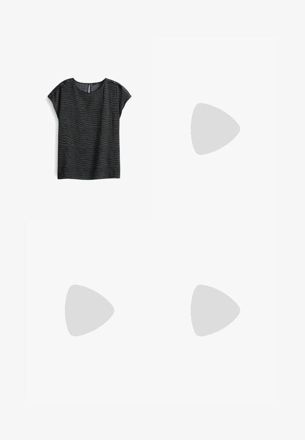 Blusa con motivo scuro caratterizzata da un collo rotondo, maniche corte e una sottile trama con un design astratto in tonalità di verde e grigio.; Pantaloni culotte neri in poliestere con una cintura elastica, due pieghe frontali e una silhouette ampia. Nessun motivo visibile o dettagli in metallo.; Sandali con tacco in vernice nera, con punta squadrata, cinturini alla caviglia e fibbie in argento. Presentano un tacco a blocco spesso per maggiore stabilità.; Borsa tote in pelle nera con texture liscia, forma rettangolare e due manici lunghi. Nessun hardware o decorazione visibile.