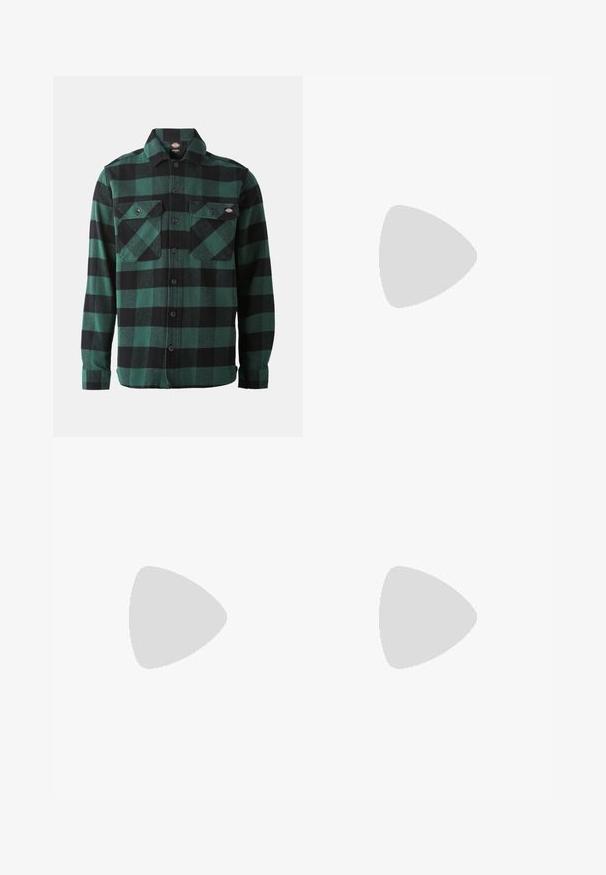 Vihreä ja musta ruutukoosteinen flanellipaita, jossa on pitkät hihat, nappikiinnitys edessä, kaksi rintataskua ja klassinen kaulus. Pehmeä rakenne, monikäyttöinen muotoilu.; Valkoinen puuvillainen t-paita, jossa on lyhyet hihat, pyöreä pääntie ja etupuolella vaalealla värillä painettu hillitty "Levi's"-logo.; Tummansinisiä farkkuja, joissa on suora leikkaus, viisi taskua, kontrastiväriset oranssit tikkaukset ja napitus. Ei näkyviä kuvioita tai koristeita.; Valkoinen nahkainen nilkkuri mustalla pehmustetulla kauluksella, kultaisilla metallisilla rei'illä, valkoisella ompeluksella ja jykevällä kumipohjalla, jossa on selvästi näkyvät urat.