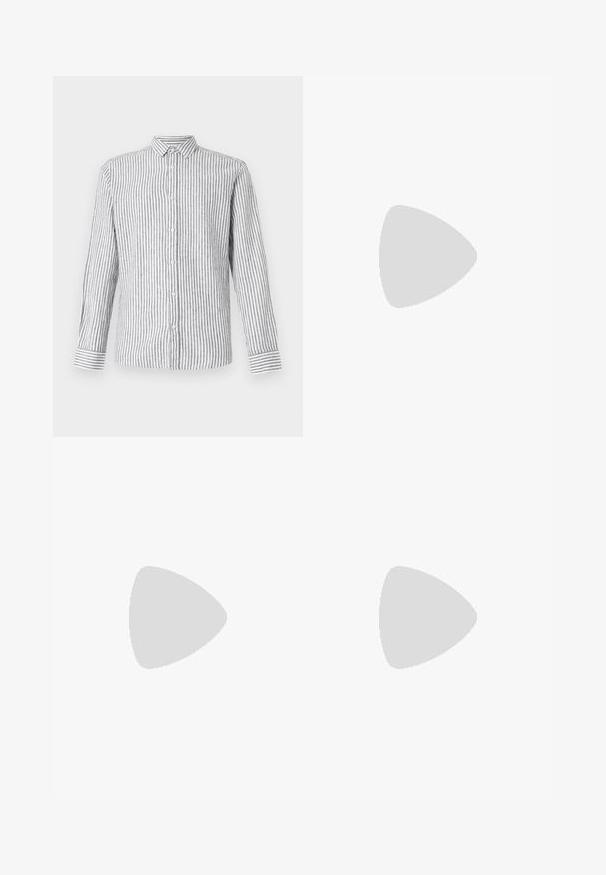 Chemise à manches longues à boutons de couleur gris clair avec des rayures verticales blanches. Dotée d'un col classique et de poignets avec un motif rayé.; Pantalons à larges jambes en denim bleu foncé avec des coutures contrastées, poches avant et fermeture à bouton. Coupe droite et épurée sans embellissements.; Baskets noires avec un dessus en cuir gaufré effet crocodile, bout rond et semelle en caoutchouc blanc contrastant avec une finition lisse.; Lunettes de soleil noires de forme rectangulaire, verres foncés, accents argentés aux tempes et finition mate sur la monture.