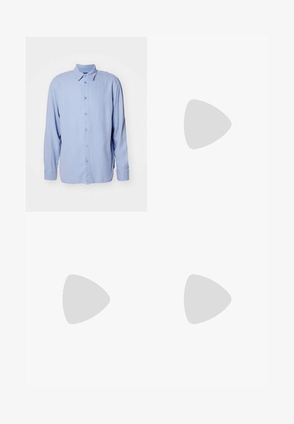 Gaiši zils krekls ar pogām, izgatavots no mīksta auduma, ar klasisku apkakli, garām piedurknēm un priekšējo pogu aizdari. Minimalistiskais dizains, bez rakstiem.; Brūni, augstos šortos izgatavoti no teksturēta auduma. Iezīmē plašas kājas un divas priekšējās krokas, kas nodrošina struktūru. Kārtīga apdare bez redzamām detaļām.; Melnas ādas kurpes ar gludu tekstūru, noapaļu purngalu un dekoratīvu siksniņu pāri priekšpusei. Zems sakrauts papēdis, minimālisma dizains.; Melnas auduma iepirkumu soma ar melnām ādas rokturiem. Vienkāršs dizains, plaša forma un gluda tekstūra. Nav redzamu logo vai rakstu.