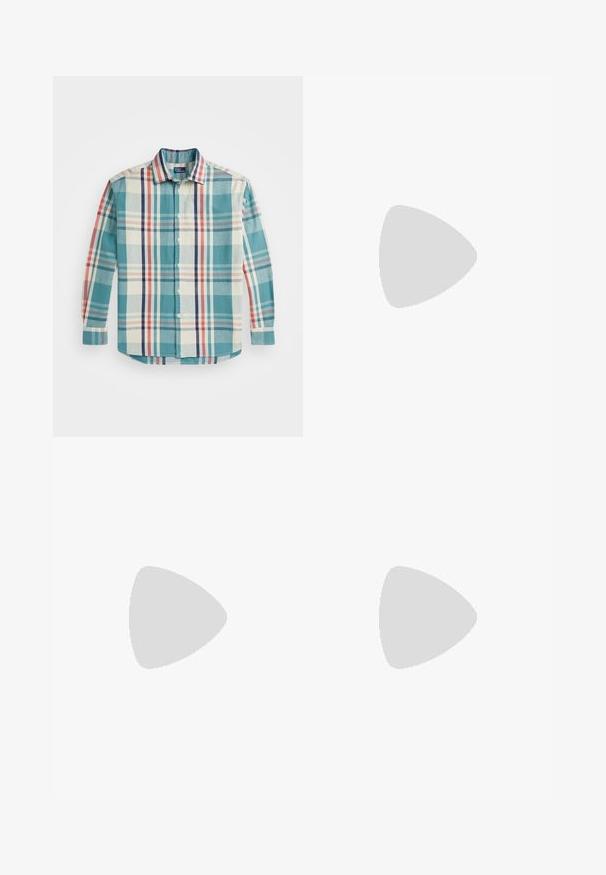 Cămașă cu nasturi, realizată dintr-un material țesut, având un model în carouri teal, crem, bleumarin și roșu. Dispune de un guler lat și mâneci lungi.; Jeans cu picioare late din denim alb-crem. Design cu talie înaltă, cu închidere prin nasture, două buzunare frontale și detalii cu cusături contrastante.; Pantofii negri din piele cu toc mic, vârf ascuțit și detaliu decorativ cu cataramă pe partea superioară. Textură netedă, design minimal.; Geantă din piele crem cu o formă curbată, având un detaliu din metal auriu. Curea este atașată cu un sistem de prindere din metal.