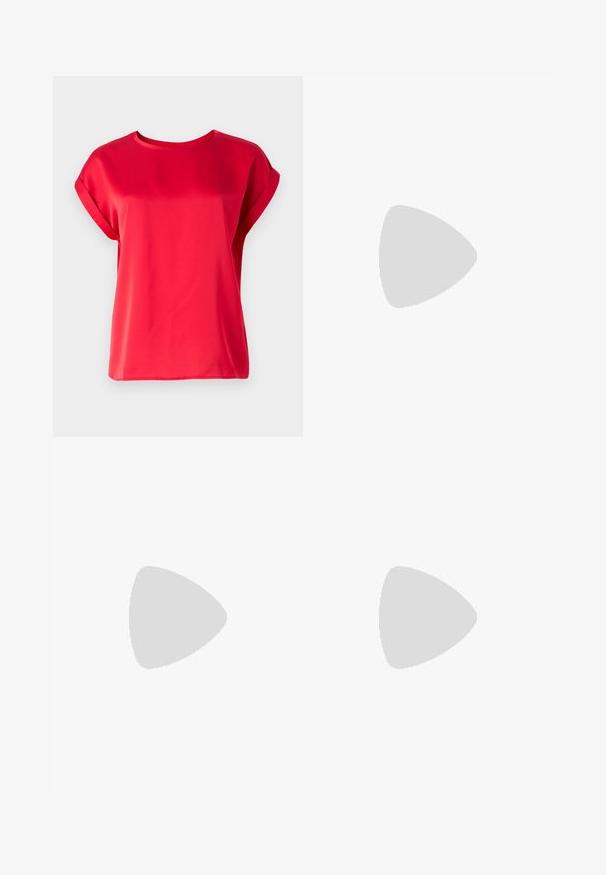 VILA VIELLETTE - Paprasti marškinėliai - racing red; Sister Jane HEART TO HEART - Tiesaus kirpimo džinsai - blue denim; Balti aukštakulniai drobės sportbačiai su juodu guminio pado, priekinio guminio piršto dangteliu ir šešiais akytėmis raištams, pasižymintys švariu, minimalistiniu dizainu.; Raudona odinė rankinė su kampuota, geometrine forma. Pasižymi viena reguliuojama dirželiu ir dangteliu su siuvinėtais dekoracijomis.