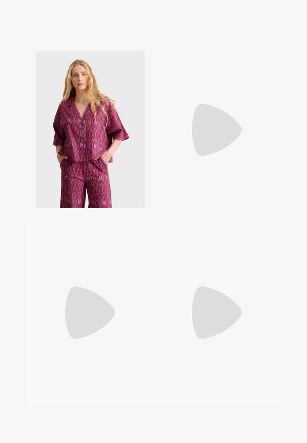 Camisa de manga corta, abotonada, y pantalones a juego con un patrón ikat en tonos rosa y púrpura, con un ajuste holgado y una textura suave.; Pantalones acampanados de estampado de leopardo en tono marrón y negro, hechos de una tela suave con una textura lisa, con una cintura ajustada y un dobladillo acampanado.; Zapatilla de lona alta blanca con suela de goma negra, puntera de goma frontal y seis ojetes para los cordones, que presenta un diseño limpio y minimalista.; Bolso de cuero rojo con un diseño angular y geométrico. Cuenta con una única correa ajustable y un cierre de solapa con detalles de costura.