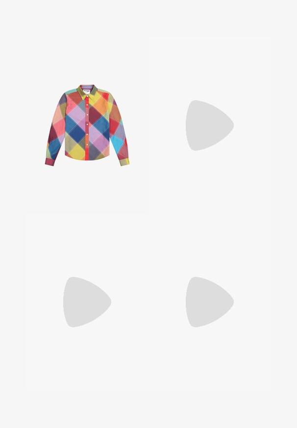 Langarmhemd mit einem mehrfarbigen Rautenmuster in den Farben Rot, Blau, Gelb, Grün und Lila, mit einem Button-Down-Kragen.; Weißes ärmelloses Oberteil mit einem runden Halsausschnitt, asymmetrischem Saum und Druckknöpfen an der Seite zum Schließen. Glattes, leichtes Material.; Weite, blaue Jeans mit hohem Bund, ausgestattet mit einem klassischen Fünf-Taschen-Design und Nähten an den Seiten für zusätzliche Details.; Silberne Sportschuhe mit einer glatten, glänzenden Oberfläche, die ein genähtes Design und die Nummer 90 an der Seite aufweisen, kombiniert mit weißen Hosen.; Braune Lederhandtasche mit zwei stabilen Griffen, rechteckiger Form, glatter Oberfläche und Reißverschluss. Minimalistisches Design ohne sichtbare Muster.