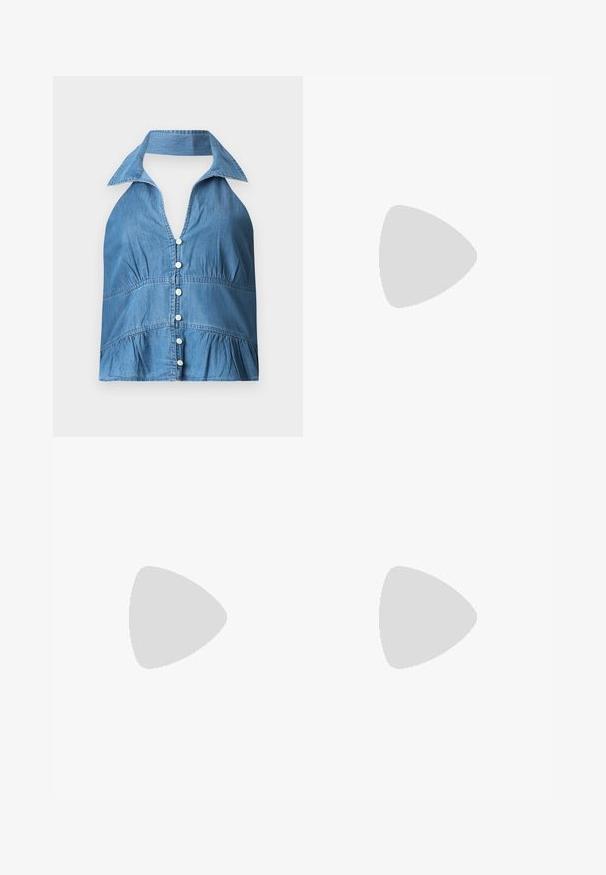 Denim halter vrh z ovratnikom, z gumbi po sprednji strani, nabranim pasom in razširjenim robom. Svetlo modra barva in mehak material.; Črne zvonaste kavbojke iz denima. Imajo zaponko s gumbom, pet žepov in gladko teksturo. Zvonasta nogavica se začne pod kolenom.; Črne lakirane sandale s peto, kvadratnim prstom, trakovi okrog gležnja in srebrnimi zaponkami. Opremljene so s stabilno Debelo peto.; Črna usnjena torbica s ukrivljeno obliko, z odstranljivo naramnico in zlatimi dodatki. Torbica ima pokrov s podrobnostmi v obliki zaponke.