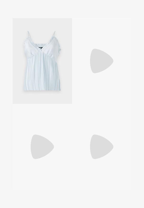 Top azzurro chiaro, leggero, con strisce verticali, spalline arricciate e scollatura a V. Texture liscia e vestibilità comoda.; Pantaloni neri su misura realizzati in un tessuto liscio, con un design a gamba dritta e due tasche laterali. Costruzione elegante e minimalista.; Pantofole da balletto nere in pelle con punta arrotondata, texture liscia, dettagli di cucitura minimi e design con suola flessibile.; Borsa a mano in pelle nera con forma arcuata, caratterizzata da un design decorativo sulla parte anteriore, una maniglia corta e dettagli in metallo dorato.