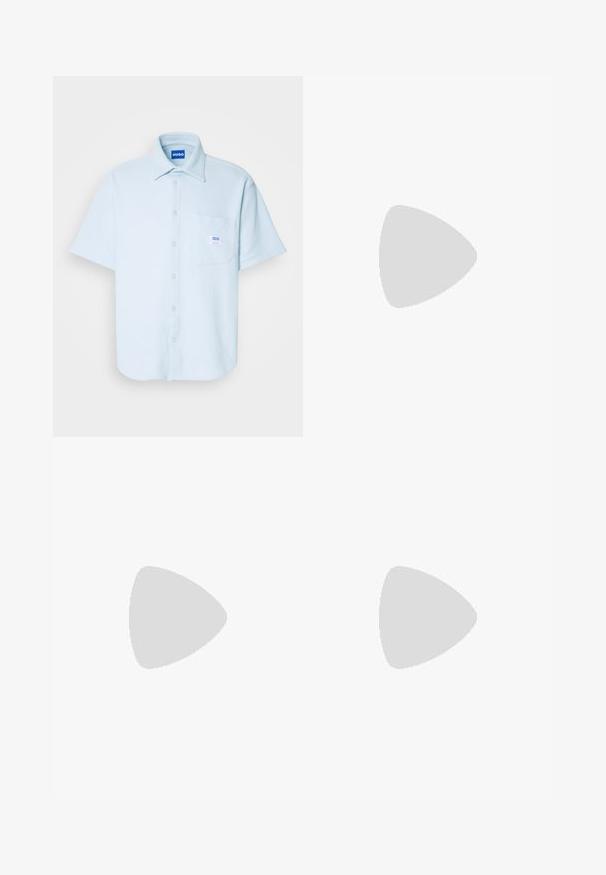Camicia azzurra a maniche corte, in tessuto testurizzato, con colletto, tasca frontale con etichetta e orlo dritto, adatta per un abbigliamento casual.; Pantaloni sportivi neri in cotone misto. Caratterizzati da una vita elastica con cordino, tasche laterali e una vestibilità rilassata.; Scarpe da ginnastica bianche con sovrapposizioni testurizzate, suola spessa e accenti grigi. Indossate con calze corte bianche e pantaloni corti verdi su una superficie blu.; Occhiali da sole neri rettangolari con lenti scure, dotati di una montatura spessa, accenti sottili sui lati e senza loghi visibili oltre al nome del marchio.