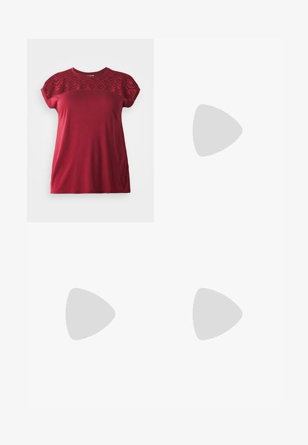 Rød kortærmet t-shirt med en tekstureret, mønstret blonde yoke. Blødt stof med en afslappet pasform, der har rund halsudskæring og glat finish.; Sorte polyester culotte bukser med elastisk talje, to forpiber og en løs silhuet. Ingen synlige mønstre eller hardware detaljer.; Sorte patenterede hælsandaler med firkantet tå, ankelremme og sølvspænder. Har en chunky blokHæl for stabilitet.; Sort læder tote taske med glat tekstur, rektangulær form og to lange hanke. Ingen synlig hardware eller udsmykninger.