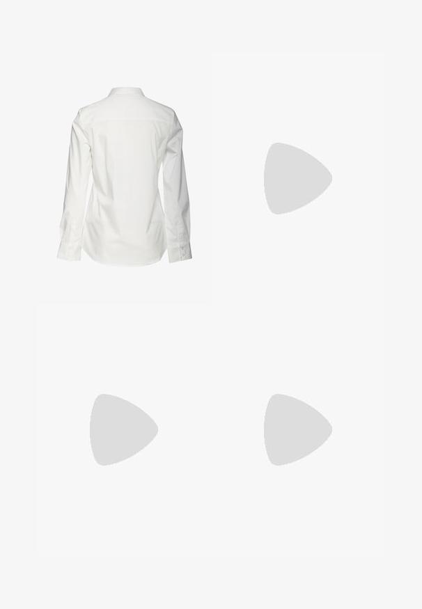 Camicia bianca in cotone a maniche lunghe con colletto classico, cucitura del yoke posteriore e polsini con bottoni, caratterizzata da una texture liscia e pulita.; Pantaloni neri a gamba dritta, con tasche frontali e spacchi laterali all'orlo. Realizzati in tessuto morbido e liscio. Adatti a diverse occasioni.; Décolleté in vernice nera con punta affusolata e tacco in geometria cubica. Presentano un design elegante e minimalista, con una texture liscia.; Borsa hobo nera in pelle con una superficie liscia, forma curvata e una singola tracolla regolabile; presenta un'ampia apertura nella parte superiore.