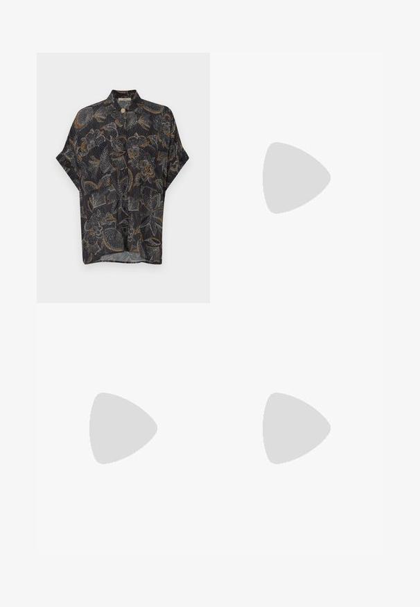 Schwarz kurzärmeliges Hemd mit floralem Muster in Weiß und Orange. Leichter Stoff, Knopfverschluss am Kragen, lockere Passform.; Schwarze, taillierte Hose mit geradem Bein, aus einem glatten Stoff und mit klaren Falten an der Vorderseite. Keine sichtbare Hardware.; Schwarzer spitz zulaufender Slingback-Schuh mit niedrigem Absatz, der aus glattem Leder gefertigt ist und seitliche Ausschnitte für Atmungsaktivität aufweist.; Schwarze Lederhandtasche mit einem strukturierten Design, das eine verkürzte Form, einen oberen Griff und goldfarbene Hardware-Details aufweist. Verstellbarer Schulterriemen ist enthalten.