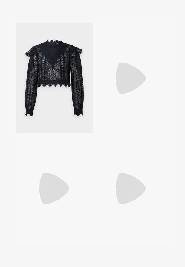 Čierny čipkový crop top s dlhými rukávmi, vysokým golierom a vlnitým lemovaním. Kvetinový vzor s priesvitnou textúrou po celom povrchu.; Čierne rozšírené nohavice s vysokým pásom, vyrobené z elastického materiálu. Obsahujú vertikálne švy na prednej strane a hladkú textúru.; Čierne kožené členkové topánky s špicatou špičkou a elegantným dizajnom. Majú nízky podpätok a zips na zadnej strane. Hladká textúra.; Čierna kožená kabelka s zakriveným dizajnom, doplnená striebornými cvočkami, prackou a dvoma bočnými vreckami. Nastaviteľný popruh poskytuje rôzne možnosti nosenia.