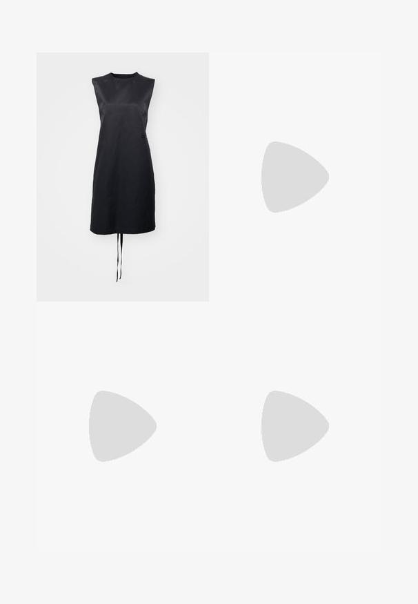 Robe sans manches noire en tissu lisse, avec un col rond et des liens sur les côtés. Un branding subtil apparaît à l'avant.; Pantalons larges noirs avec un design enroulé, dotés d'une texture douce, d'une taille haute et d'un détail à nouer sur le côté. Fabriqués en tissu léger.; Mule ouverte en cuir noir avec un design élégant et courbé, un talon aiguille haut et une texture lisse. L'intérieur présente une couleur claire contrastante.; Sac en cuir noir et doux avec un design torsadé unique. Doté d'une courte poignée et d'une bandoulière amovible. Style minimaliste.