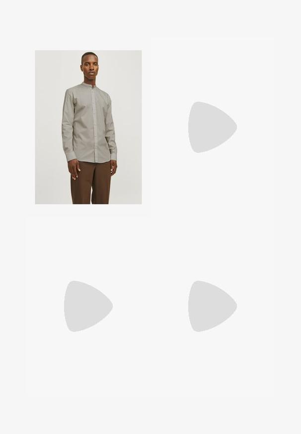 Jack & Jones JJJOE SHIRT PLAIN MAO - Hemd - pure cashmere; Olivgrüne Hose mit einem lockeren, weit geschnittenen Design und vorderen Falten. Hergestellt aus strukturiertem Stoff mit einem normalen Bund und ohne sichtbare Beschläge.; Braune Leder-Mokassins mit Quastenakzenten, strukturierten Oberflächen und kontrastierenden gelben Nähten entlang der schwarzen Gummisohle. Seitenansicht.; Digitaluhr von Casio mit einem roségoldenen Metallarmband, rechteckigem Gehäuse, beleuchtetem Display und Wasserfestigkeit, zeigt Uhrzeit und Datum an.
