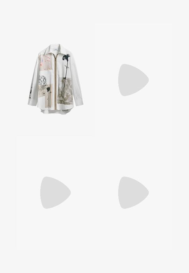 Chemise en coton blanche avec fermeture éclair sur le devant, coupe oversize, et un collage d'imprimés noirs et pastel, incluant des fleurs et des motifs abstraits.; Pantalons de sport marron avec une taille élastique, deux poches latérales et un petit logo sur le côté gauche, fabriqués à partir d'un tissu doux.; Tongs noires avec des semelles texturées et des fines brides. Présentent le logo "NEXT" et des marquages de taille sur la semelle intérieure. Design simple et plat.; Sac fourre-tout tissé noir avec deux poignées robustes, présentant une texture brillante et un design à ouverture spacieuse.