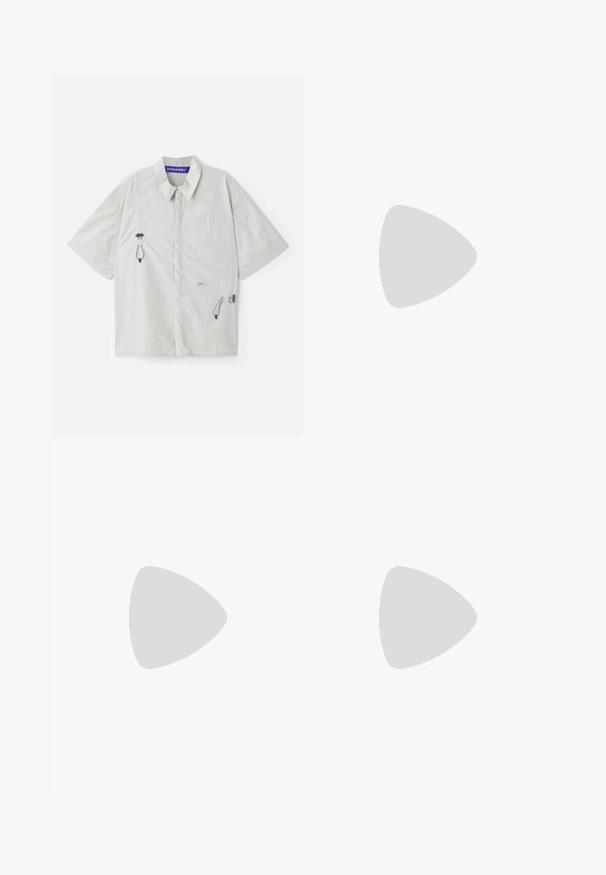 Chemise à col à manches courtes en gris clair, dotée de cordons de serrage sur les côtés et d'un logo imprimé sur le haut de la poitrine. Tissu lisse et léger.; T-shirt noir à manches courtes avec un col rond, doté de coutures contrastées et d'un petit logo sur la poitrine. Fabriqué en coton doux.; Shorts gris foncé en mélange de coton, avec une taille élastique, un cordon de serrage, des poches latérales et des accents de couture jaune.; Baskets blanches en cuir avec une semelle en caoutchouc plat, présentant une finition lisse, un bout rond et des œillets en métal pour les lacets. Portées avec un pantalon noir.