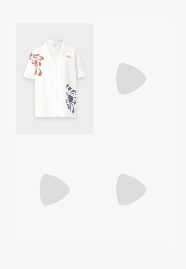 Chemise en lin à manches courtes de couleur blanc cassé avec des motifs abstraits rouges et bleus marine. Dotée d'un col classique et d'une fermeture à boutons. Accent logo doré.; Next Short en jean - camo print; Bottine à franges en daim tan avec trois couches de franges. Bout pointu et petit talon carré. Texture lisse sur l'ensemble.; Lunettes de soleil noires avec une monture géométrique épaisse, des verres sombres et des accents métalliques dorés sur les branches, comportant un détail d'emblème rond.; Sac hobo en cuir noir au design décontracté, avec une large bandoulière et une texture lisse. Dispose d'une fermeture éclair unique sur le côté.; Bague en or en forme de cœur avec une surface lisse et brillante. Présente un large anneau à l'arrière, reflétant la lumière grâce à une finition polie.