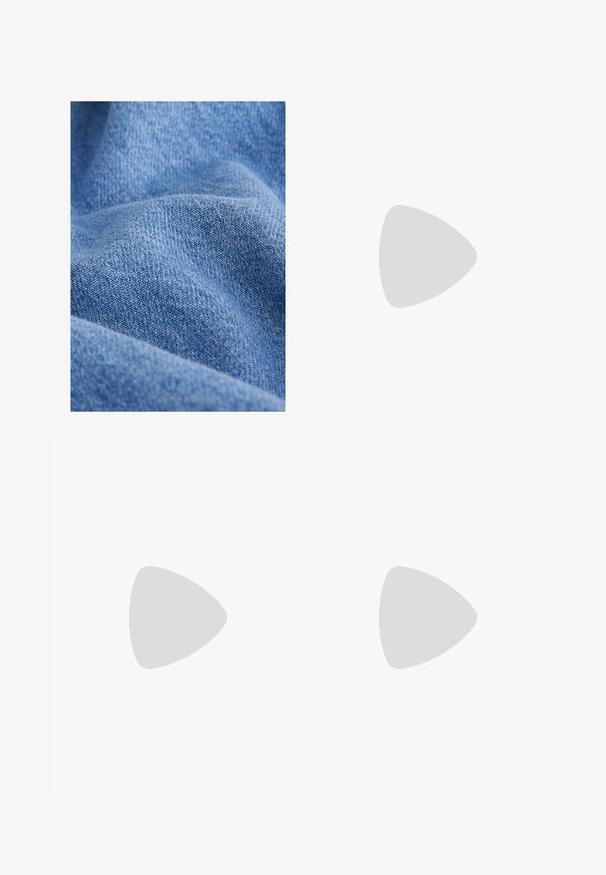 Tessuto denim blu con una texture morbida, caratterizzato da un motivo di tessitura fitta e leggere variazioni di tonalità. Aspetto stropicciato con pieghe.; Pantaloni bianchi su misura con design a gamba dritta, dotati di chiusura a bottone, passanti per cintura e tasche laterali; tessuto morbido.; Pump in pelle nera con punta affusolata e tacco basso a blocco. Presenta una cinghia alla caviglia con una fibbia in tonalità oro. Texture liscia.; Occhiali da sole neri oversize con lenti scure, montatura in plastica lucida, forma quadrata arrotondata e logo GG interconnesso dorato di lato.