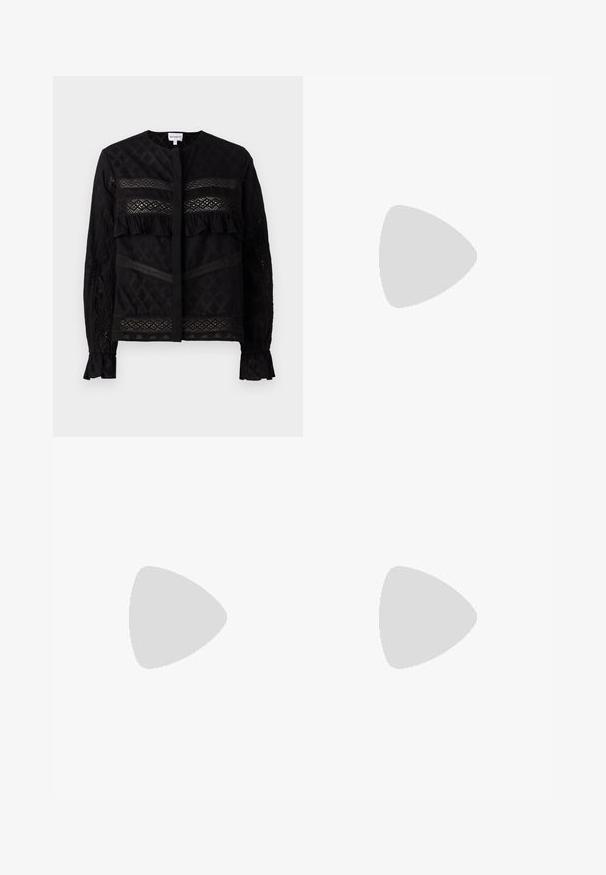 Černá blůza s kulatým límcem, která má průsvitné krajkové panely, volánkové detaily a texturované vzory. Dlouhé rukávy s elastickými manžetami.; Černé kalhoty s širokými nohavicemi vyrobené z hladké tkaniny, s vysokým pasem, předními sklady, zapínáním na knoflík a rovnou siluetou.; Černé kožené baletní byty s kulatou špičkou, hladkou texturou, minimálními švy a flexibilním designem podrážky.; Námořnická kožená kabelka s dvěma dlouhými uchy, detaily s přezkou a připevněným klíčenkou. Vyznačuje se hladkým povrchem a obdélníkovým tvarem.