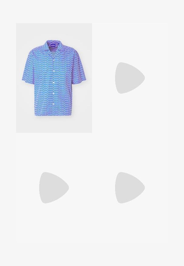HUGO ELIGINO - Camicia - open blue; Pantaloni neri a gamba larga con fronte piatto, due tasche laterali, design plissettato e un elastico in vita di colore rosso a contrasto.; Scarpa nera slip-on con punta arrotondata, caratterizzata da una tomaia texture, una suola bianca liscia e un discreto logo sul lato.; BOSS Occhiali da sole - black