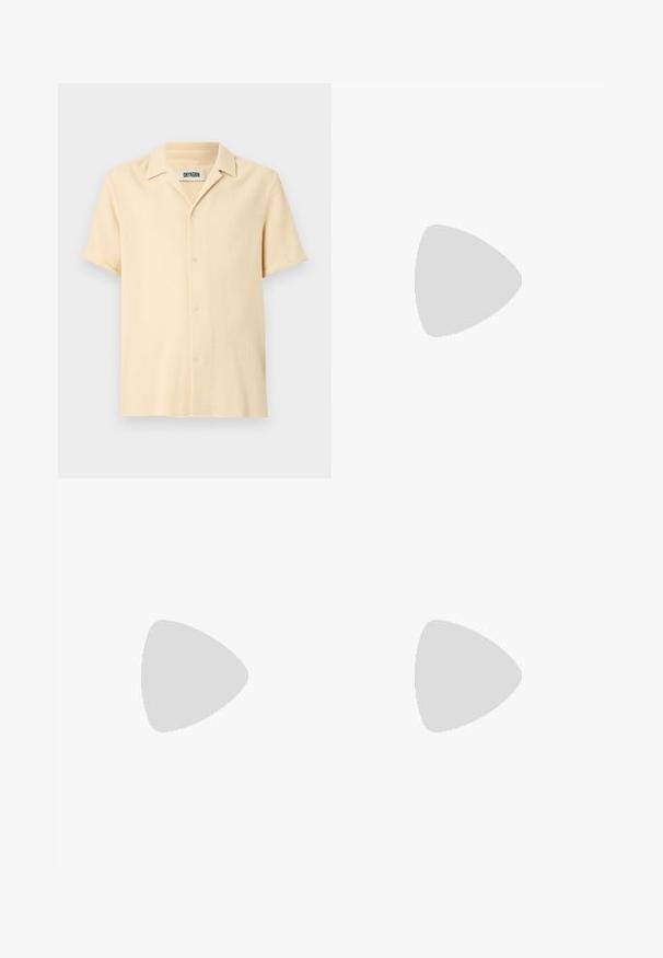 Kurzärmliges, beige Hemd mit knöpfen und strukturiertem Gewebe. Verfügt über einen geschlitzten Kragen und einen geraden Saum.; Weißes Baumwoll-Trägershirt mit Rundhalsausschnitt, breiten Trägern und geradem Saum, das eine glatte Textur aufweist und keine sichtbaren Muster hat.; Hellbraune, gestreifte Shorts mit geradem Schnitt. Verfügt über einen Reißverschluss vorne, zwei seitliche Taschen und einen Metallknopfverschluss.; Schwarze Leder-Loafers mit abgerundeter Spitze, erhöhten Steppnähten auf dem Blatt und einer flachen Gummisohle. Glatte Oberfläche, klassisches Design.; Dunkelblaues Lederaktentasche mit doppelten oberen Griffen und einem abnehmbaren Gurt. Merkmale sind die strukturierte Oberfläche, vertikale Nähte und das Logo-Detail.