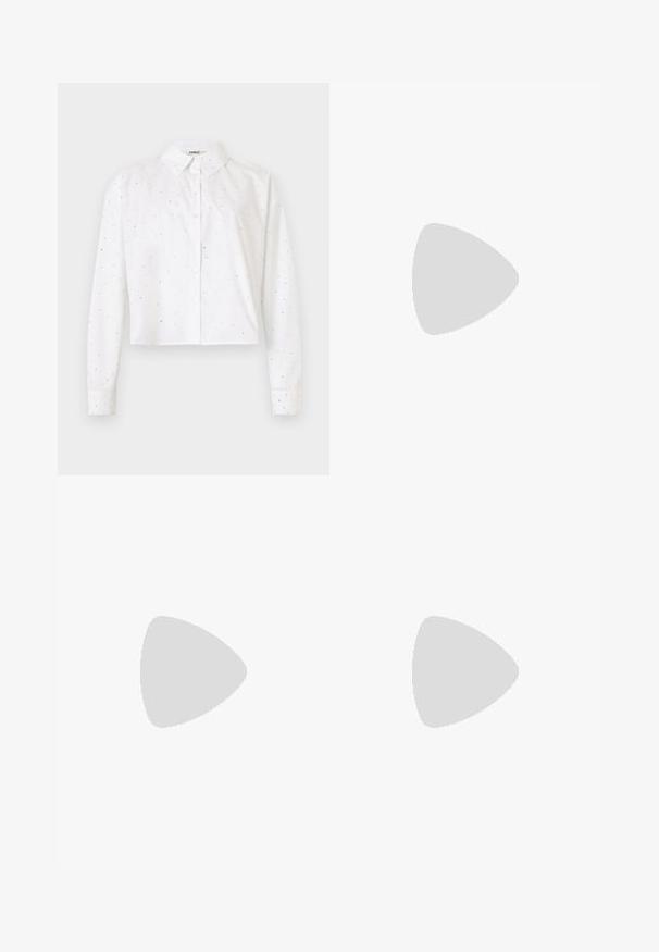 Camicia bianca cropped con bottoni e maniche lunghe, caratterizzata da paillettes argentate e nere distribuite casualmente, un colletto classico e una texture liscia.; Jeans beige a gamba larga in cotone. Caratterizzati da chiusura con bottone, passanti per cintura e tasche anteriori con una consistenza liscia e morbida.; Décolleté in vernice nera con punta affusolata e tacco in geometria cubica. Presentano un design elegante e minimalista, con una texture liscia.; Borsa a tracolla nera in pelle con una forma curva, manico rimovibile e accessori dorati. La borsa presenta una patta con un dettaglio a fibbia.