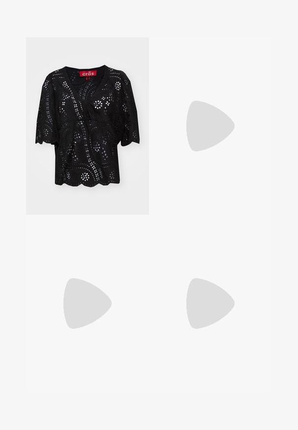 Schwarze kurzärmlige Bluse mit V-Ausschnitt, verziert mit ausgeschnittenen floral- und blattartigen Mustern, einer Kordelzug-Details an der Vorderseite und einem gewellten Saum.; Selected Femme SLFJENNY NEWIBI SKIRT - A-Linien-Rock - camel; Even&Odd Wide Fit Schnürstiefelette - black; Schwarze Sonnenbrille mit einem großen, eckigen Rahmen, dunklen Gläsern und dünnen, eleganten Bügeln, die auf einer Seite ein kleines Logo tragen.; Schwarze Stoffhandtasche mit einer gebundenen Schleifenakzent, runder Form, strukturiertem Oberflächen mit kleinen Mustern und einem einzelnen, dünnen Tragegriff.; Silberne Creolen mit einem polierten Finish, die ein kreisförmiges Design und nahtlose Scharniere aufweisen und eine glatte Textur präsentieren.