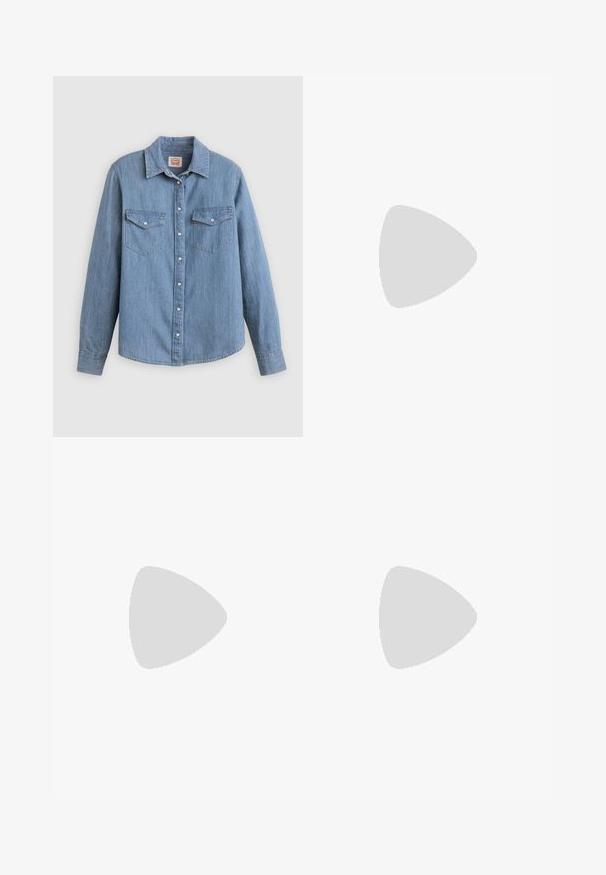 Camisa de ganga azul claro com mangas compridas, fecho de botões na frente, dois bolsos no peito e colarinho clássico. Textura suave e corte descontraído.; Calças de ganga de perna larga em denim preto com fecho éclair à frente, design de cinco bolsos e detalhes de costura subtil. Textura suave e estilo casual.; Sandálias de tacão preto laqueadas com bico quadrado, tiras para o tornozelo e fivelas prateadas. Apresentam um salto bloco chunky para estabilidade.; Bolsa tote preta em couro com textura lisa, forma retangular e duas alças longas. Sem hardware ou enfeites visíveis.