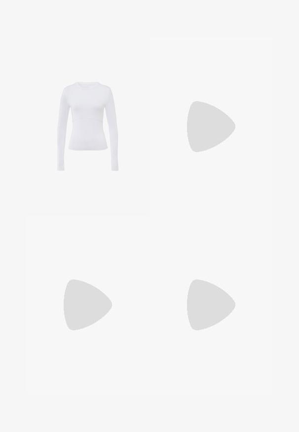 Długi rękaw biały top wykonany z lekkiego materiału, o dopasowanym fasonie i gładkiej fakturze, z okrągłym dekoltem i bez widocznych akcentów.; Czarne spodnie typu wide-leg z falbaną w pasie, z dwoma bocznymi kieszeniami i gładkim, lekkim materiałem. Brak widocznych wzorów lub elementów metalowych.; Czarne botki za kostkę wykonane z gładkiej skóry, wyposażone w boczny zamek błyskawiczny, masywny teksturowany obcas oraz zaokrąglony czubek.; Czarna skórzana torba tote o gładkiej fakturze, prostokątnym kształcie i dwóch długich uchwytach. Brak widocznych elementów metalowych i ozdób.