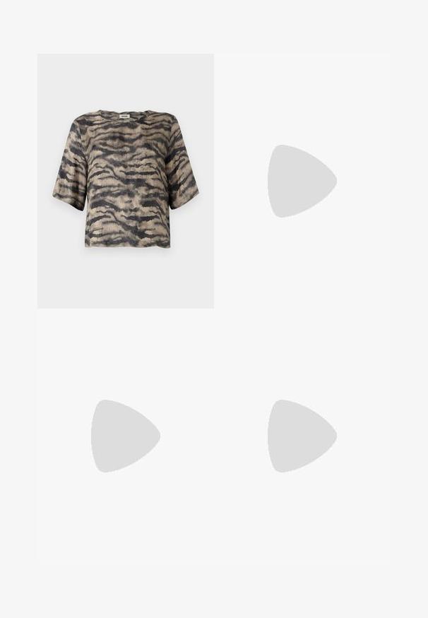 Kurzes, kurzärmliges Oberteil aus geripptem Material mit einem beige- und schwarzgestreiften Tigerdesign. Verfügt über einen runden Halsausschnitt und eine lockere Passform.; Schwarzer, bodenlanger Rock aus weichem Stoff mit breitem, gerafftelastischem Bund und glattem, fließendem Design. Keine Muster oder Akzente.; Schwarze Leder-Absatzsandale mit quadrater Zehenform, Fesselriemen mit einer goldenen Schnalle und einem schlanken, metallischen Absatz. Glatte Textur, minimalistisches Design.; Schwarze Leder-Crossbody-Tasche mit strukturierter Form, goldfarbenen Beschlägen und abnehmbarem Tragegurt. Verfügt über eine glatte Textur und einen Klappenverschluss.