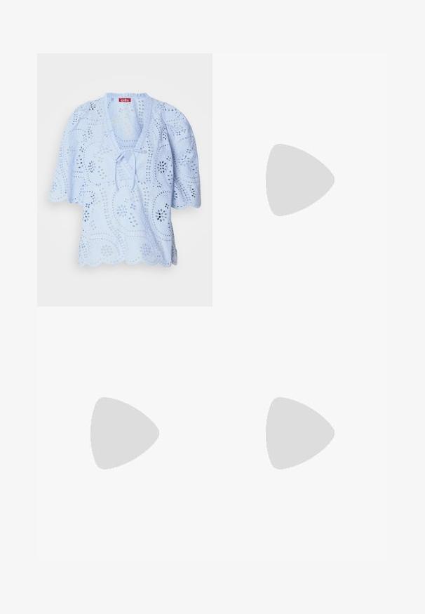 Lichtblauwe blouse met bloemen uitsnijdingen, een golvende zoom en een striklint bij de hals. Korte pofmouwen maken het ontwerp compleet.; Lichtblauwe denim wijde pijpen jeans met een hoge tailleband, voorzien van vijf zakken, riemlussen en een subtiele vervaging naar de zoom toe.; Puntaal geschoen met slingback in off-white leer, met een lage hak en uitsnedeontwerp, voorzien van een gladde textuur en minimale accenten.; Crème-kleurige handtas met een gestructureerde afwerking, gebogen vorm, korte handgreep en een goudkleurige logo-applicatie. Ritsafsluiting aan de bovenkant.