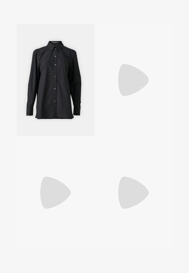 KARL LAGERFELD SIGNATURE TUNIC - Skjortebluse - black; Svart-hvite tapered bukser med smal passform og kontrasterende paneler. Stoffet har en glatt tekstur; midjebåndet er flatt og tettsittende.; Sorte skinn slingback-hæler med spiss tå, slank hæl og dekorativ spenne detalj på vampsiden. Glatt tekstur og stilrent design.; Svart- og hvitstripet håndveske med en strukturert form, som har et topphåndtak, en avtakbar kjedestropp, og metallisk logo-akcent.
