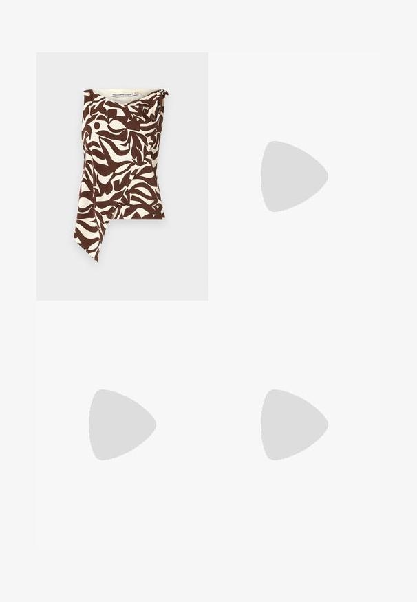 Top senza maniche marrone e crema con motivo astratto a foglia, caratterizzato da un orlo asimmetrico, un tessuto morbido e una dettaglio drappeggiato sulla spalla.; Pantaloni cropped neri con una texture liscia. Presentano una vita anteriore piatta e nessuna tasca visibile, progettati per una vestibilità su misura.; Vagabond JOLIN - Ballerine - black; Borsa a tracolla in pelle nera con una forma a ventaglio unica, dotata di manici piatti. La superficie presenta una texture a ciottoli e un design minimalista.