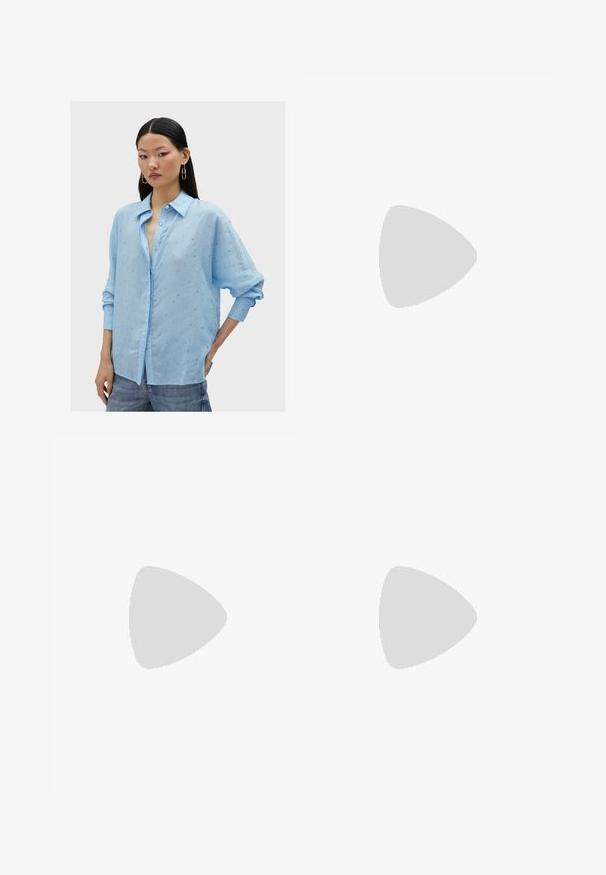 Camicia azzurra chiaro botón con una vestibilità comoda, tessuto testurizzato e piccoli dettagli ricamati. Presenta un collo classico e maniche arrotolate.; Pantaloni neri a gamba larga realizzati in un tessuto liscio, con chiusura frontale con bottone, due tasche laterali e profonde pieghe.; Décolleté in vernice nera con punta affusolata e tacco in geometria cubica. Presentano un design elegante e minimalista, con una texture liscia.; Borsa a tracolla nera in pelle con una forma curva, manico rimovibile e accessori dorati. La borsa presenta una patta con un dettaglio a fibbia.