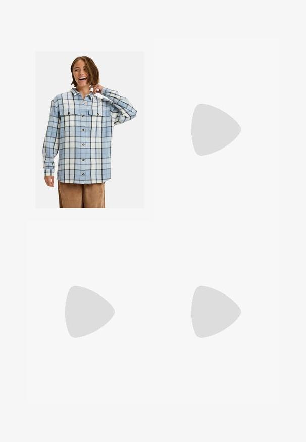 Svetlomodrá a biela flanelová košeľa s čiernym károvaným vzorom, obsahujúca dve náprsné vrecká a zlaté gombíky, navrhnutá s voľným strihom.; Džínsy s širokými nohavicami v hnedej farbe, vyrobené z denimu, so zvýšeným pásom, prednými vreckami a klasickým zapínaním na gombík. Hladká textúra s jemným prešívaním.; Hnedé semišové tenisky s bielymi pruhmi, krémovými akcentmi a gumovou špičkou. Obsahujú šnurovací dizajn a textúrovanú gumenú podrážku.; Hnedá kožená taška na rameno s hladkou textúrou, otvoreným vrchom a dvoma ramenými popruhmi. Má minimálne šitia a žiadne viditeľné kovania.