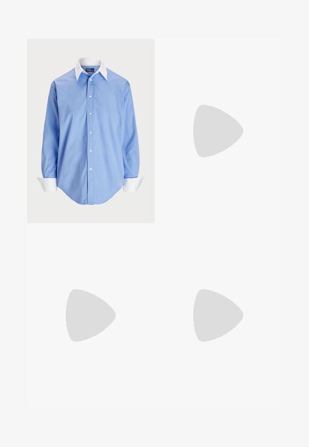 Camisa botão azul claro com mangas longas e um colarinho branco em contraste. Apresenta uma textura suave e cinco botões frontais.; Jeans de perna larga em denim off-white. Design de cintura alta com fecho de botão, dois bolsos frontais e detalhes de costura em contraste.; Sandália de dedo em couro azul com sola plana, apresentando um design de tiras finas e fecho com fivela no tornozelo para um ajuste seguro.; Bolsa de mão branca em couro com acabamento texturizado, featuring a corrente dourada e detalhes pretos. Inclui um bolso frontal e fecho com zipper.