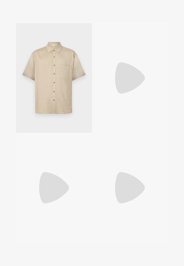 Krátky rukáv, svetlo béžová košeľa z mäkkého materiálu, s golierom, predným zapínaním na gombíky a jednou náprsné vrecko.; CLOSED BERGEN TAPERED - Nohavice chinos - beige; Biele nízke tenisky s textúrovaným koženým zvrškom, krémovou drážkovanou podrážkou a akcentom v hnedej farbe na podpätku. Majú biele šnúrky a detail loga na päte.; Viacfarebný korálikový náhrdelník s tmavomodrými, červenými a žltými korálikmi, doplnený striebornými akcentmi a visiacim kúskom šperku.