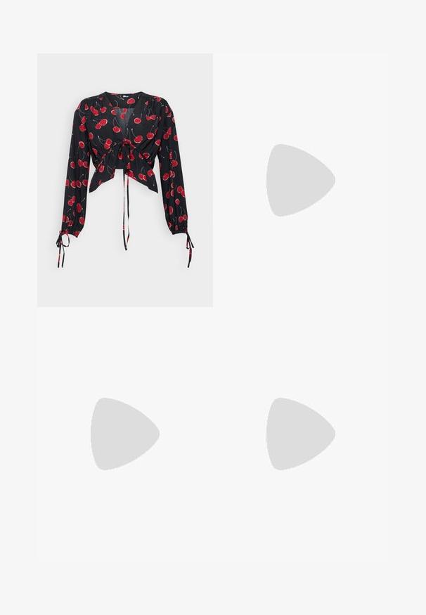 Černá blůzka s dlouhými rukávy, uvázaná vpředu. Obsahuje potisk červených třešní a elastické manžety. Lehká, splývavá látka s výstřihem do V.; Černé denimové kalhoty s volným střihem a vysokým pasem, vybavené předními a zadními kapsami, prošívanými švy a knoflíkovým zapínáním. Hladká textura.; Bershka Sandály na vysokém podpatku - black; Bershka WITH CHAIN - Kabelka - black