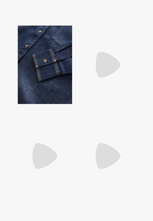 Dunkelblaues Denimhemd mit hellbraunen Nähten, ausgestattet mit einem Button-Down-Kragen und einer einzelnen Tasche am linken Ärmel.; Stradivarius BARREL - Stoffhose - black; Bershka High Heel Sandalette - black; Schwarze Laptoptasche aus Leder mit glatter Textur, rechteckiger Form und zwei langen Griffen. Keine sichtbaren Beschläge oder Verzierungen.