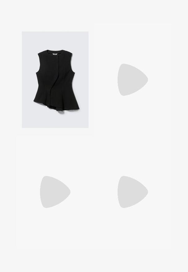 Haut sans manches noir avec un ourlet asymétrique, présentant un tissu texturé subtil et des détails brut sur les bords. Marque : Weekday.; Jeans larges noirs en jean, dotés d'une taille à cordon de serrage, de cinq poches et de détails de couture contrastés. Design à l'avant plat.; Mules noirs en cuir à enfiler avec un accent nœud, ouvertes à l'avant et à talon haut fin. Texture lisse et design minimaliste.; Zign UNISEX - Lunettes de soleil - transparent; Sac à main en cuir noir avec un design froncé, des poignées courtes et arrondies, et une bandoulière détachable. Texture lisse avec une silhouette douce.