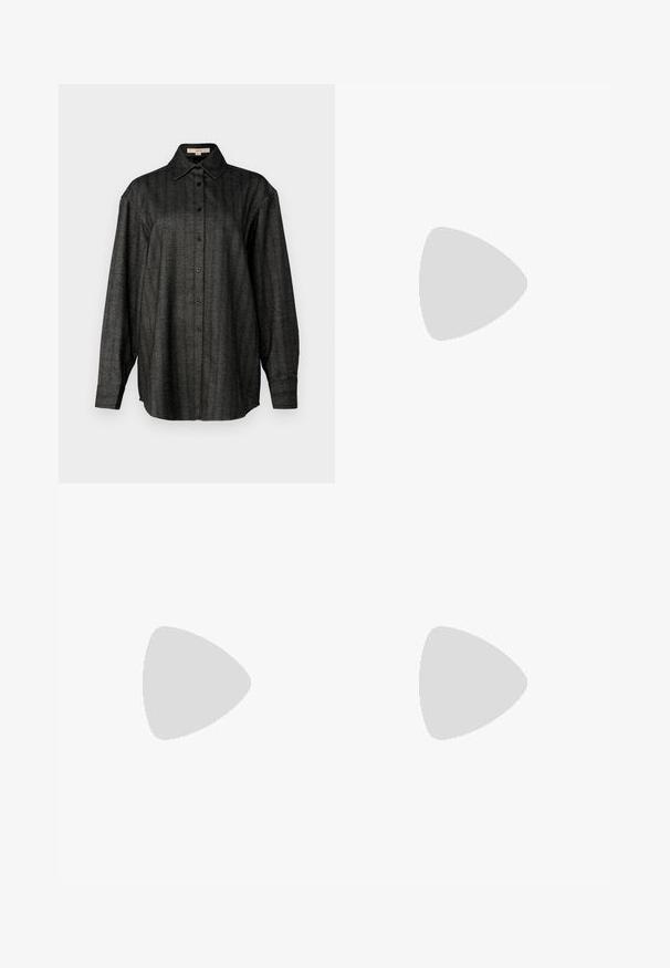 Camisa a rayas negra y gris con mangas largas, frente abotonado y cuello clásico. Confeccionada en tejido texturado y ajuste relajado.; Pantalones de pierna ancha negros con una textura suave, que presentan una cintura alta y pliegues centrales. Sin patrones visibles ni detalles de hardware.; Zapatilla blanca con parte superior de ante y cuero texturizados, con un acento de estampado de leopardo en el talón y suela de goma.; Bolso de mano negro de imitación cuero con un acabado texturizado, que presenta un acento plateado de cuentas a lo largo del asa superior y una correa de cadena.