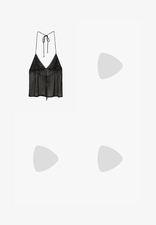Camisola nera trasparente con spalline sottili, decorata con applicazioni di perline floreali e chiusura a fiocco frontale. Tessuto leggero e strutturato.; Pantaloni tapered bianco e nero che presentano una vestibilità slim con pannelli a contrasto. Il tessuto ha una texture liscia; la vita è piatta e aderente.; Sandali neri con tacco, dal finitura lucida e liscia, con un accento di fiore arricciato sulla punta e sottili cinturini per un design minimalista.; Borsa a righe bianche e nere con una forma strutturata, dotata di manico superiore, tracolla a catena staccabile e dettaglio logo metallico.