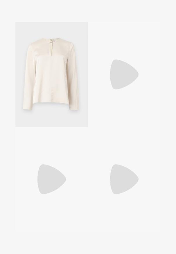 Blouse beige à manches longues avec un col rond, détail de plis sur le devant, et une fermeture éclair dissimulée au dos. Texture lisse semblable à de la soie.; Un pantalon beige clair en tissu lisse, avec une coupe droite, une taille plate, des passants de ceinture et des poches latérales.; Des sandales noires à talons hauts avec des fines lanières au design noué, un bout carré lisse et un talon aiguille élégant.; Sac à main en métal gris clair avec une bandoulière en chaîne, orné de petits clous métalliques ronds et d'un logo de marque triangulaire.; Boucles d'oreilles en argent avec une finition lisse et brillante. Forme arrondie, conception légère, avec un fermoir à tige.