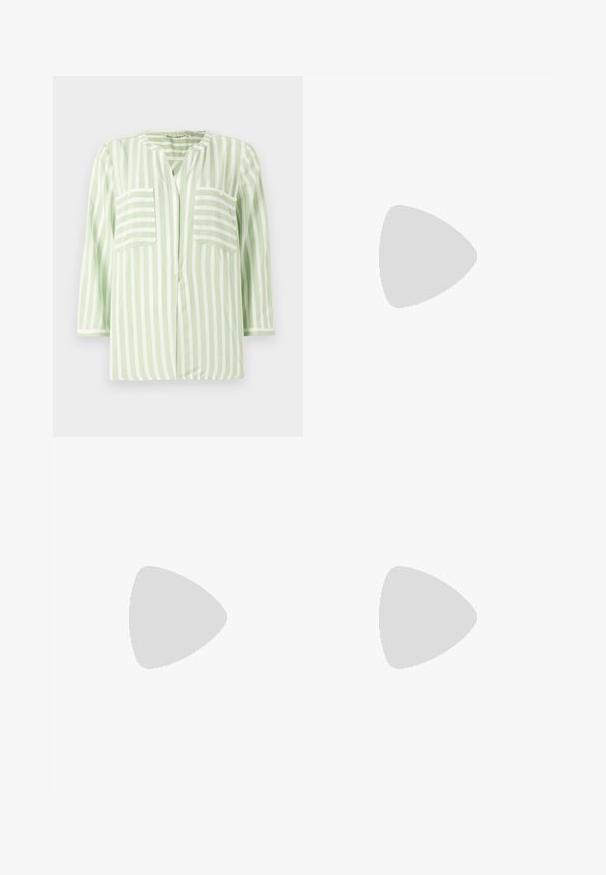 Ribaed triiksärk helesinise ja valge värviga, millel on sälkdetail, kaks esist pocketit ja kolmveerandvarrukad. Sile kangas.; Tumed pleiditud seelik laia vöökohaga, valmistatud sileda kangaga. Omab vertikaalseid pleite ja ulatub keskpaigani.; Mustad läikivad nahast slingback-kõrged kontsad, millel on terav nina, ümar lõikekujundus ja blokknina. Omab kuldset nupu aktsenti.; Must musta kott, millel on struktureeritud kuju, sile tekstuur ja metallist klamber. Kombineeritud laiate mustade pükstega ja avatud varvaste sandaalidega puidust põrandal.