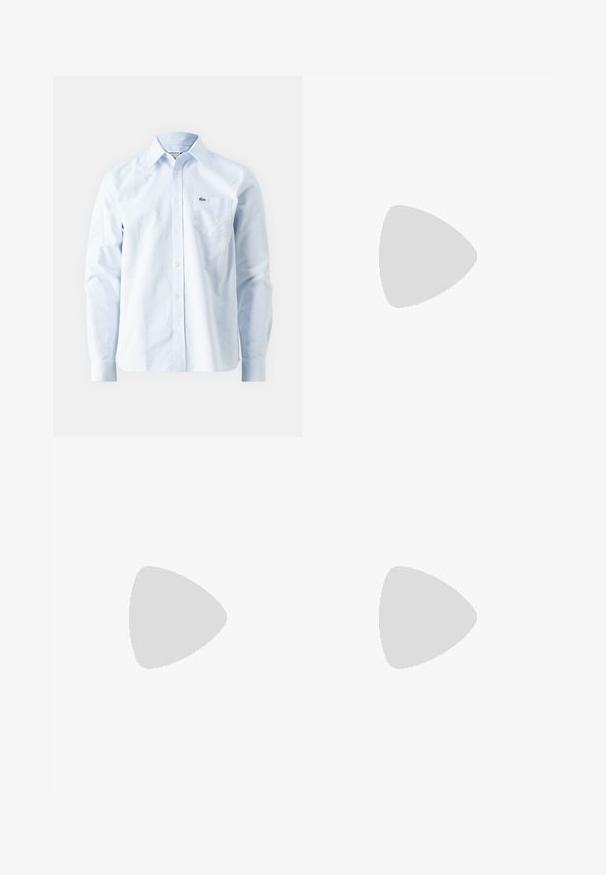 Camisa de vestir de rayas azul claro de algodón, con cuello abotonado, mangas largas y un pequeño logo bordado en el bolsillo del pecho.; Camiseta de algodón blanca con cuello redondo, mangas cortas y un pequeño logotipo bordado en verde en el pecho. Diseño clásico de corte recto.; Pantalones deportivos blancos hechos de una tela suave, con un diseño ajustado, cintura elástica y franjas laterales negras para contraste y detalle.; Zapatilla de cuero blanco con caja de punta perforada, cordones planos y cuello acolchado. Presenta un logotipo grabado en el lateral y suela de goma texturizada.